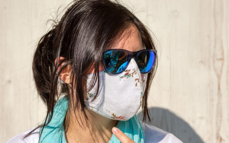 Usar máscara de tecido faz mal para a pele do rosto
