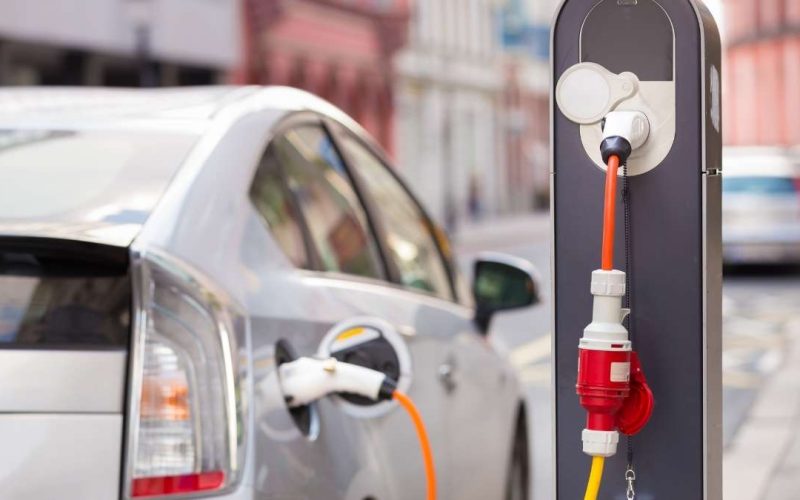 Diferença de preços entre veículos elétricos e a combustão deve cair nos próximos anos