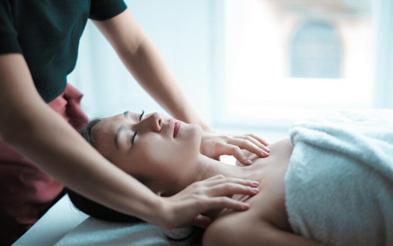 Massagem Lomi Lomi tem efeitos curativos e proporciona bem-estar físico e emocional