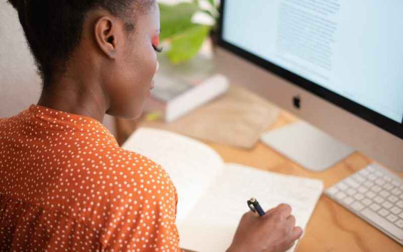 Trabalhe em Casa em 2024: Descubra 30 Maneiras de Vagas Online