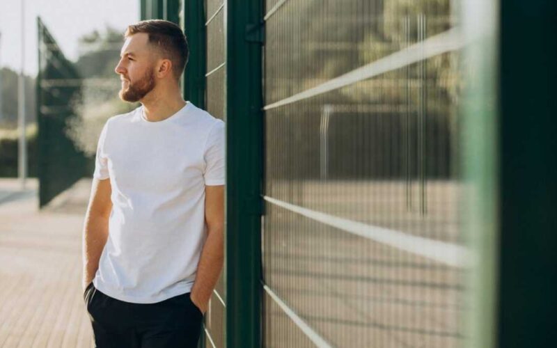Diferentes opções de tecidos confortáveis para camisetas masculinas